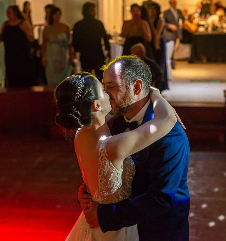 El beso de los Novios en el salón Mira Eventos