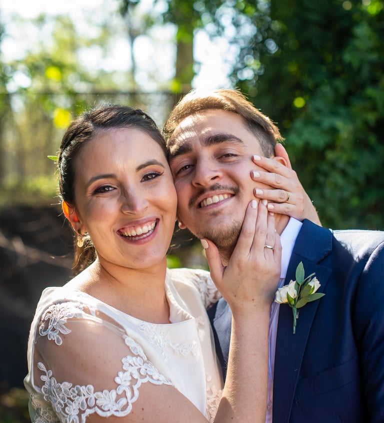 novios sonriendo casamiento de día, fotografos de casamientos en Córdoba