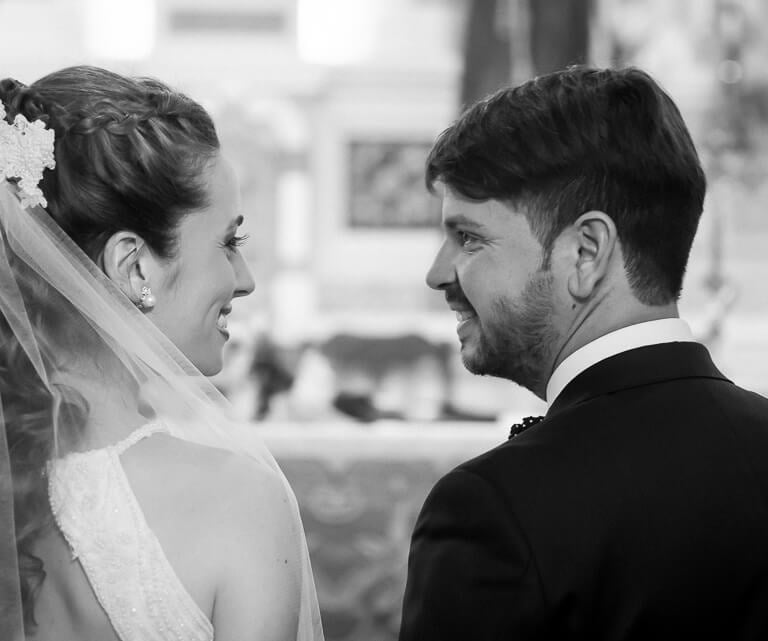 novios mirándose frente al altar, casamientos, fotografía de casamientos en Córdoba