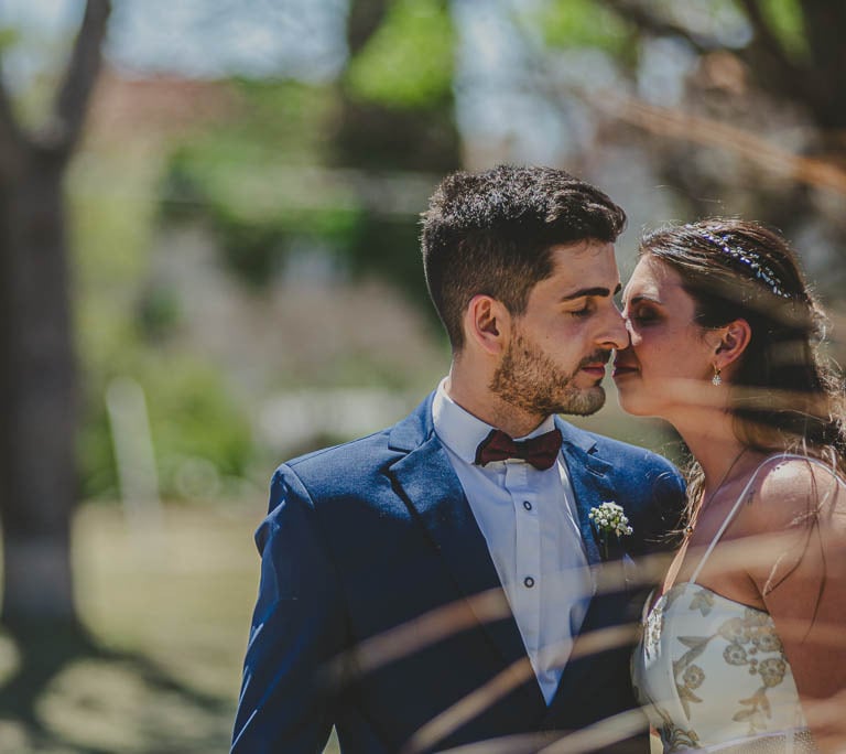 novios besándose, casamientos de día, fotógrafos de casamientos en Córdoba