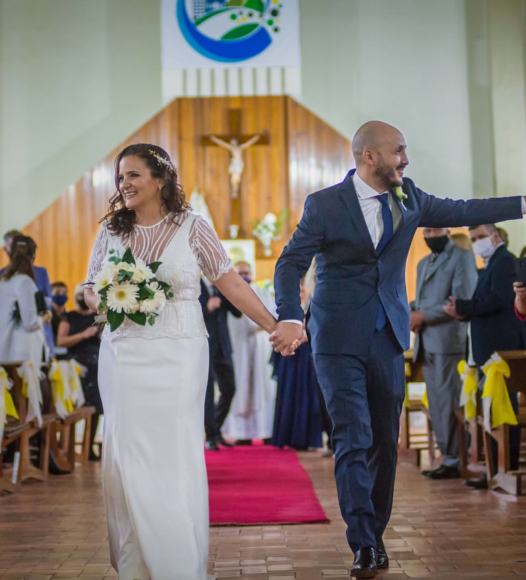 Novios saliendo de la iglesia en Rio Segundo, fotógrafos de casamientos en Córdoba