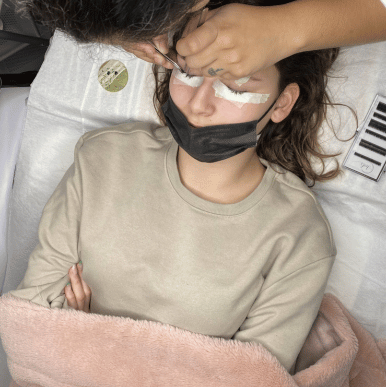 femme recevant une pose de cils au salon Insia beaute 