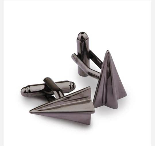 a pair of black and silver cufflink at fashion deviser