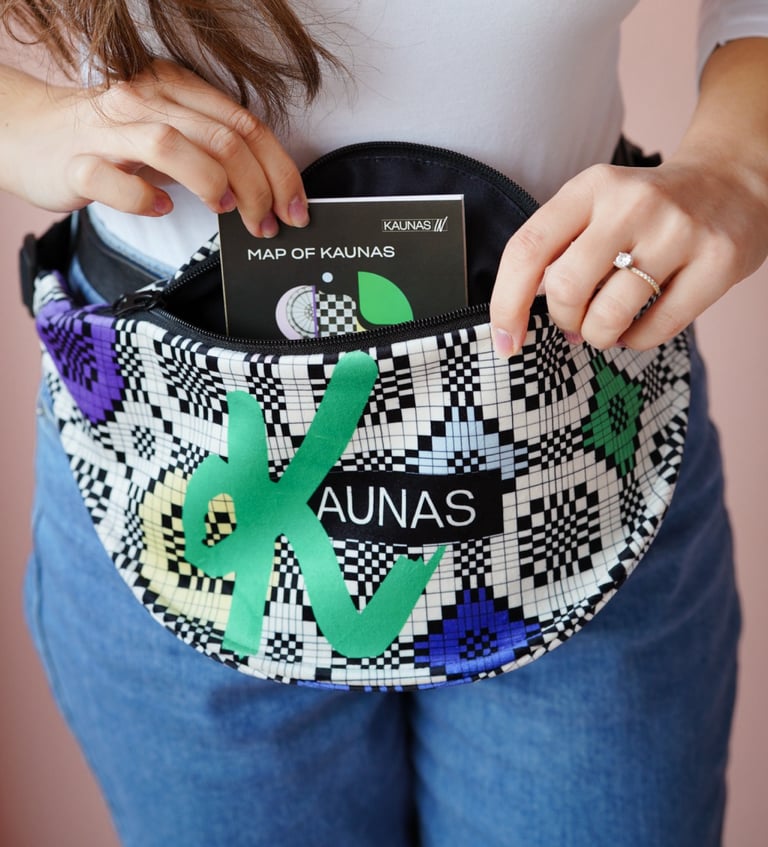 Kaunas IN Kauno pašto grindų įkvėpta pilvūzinė juosmens rankinė Ugnė Ugenskaitė-Joskaudė datflamie
