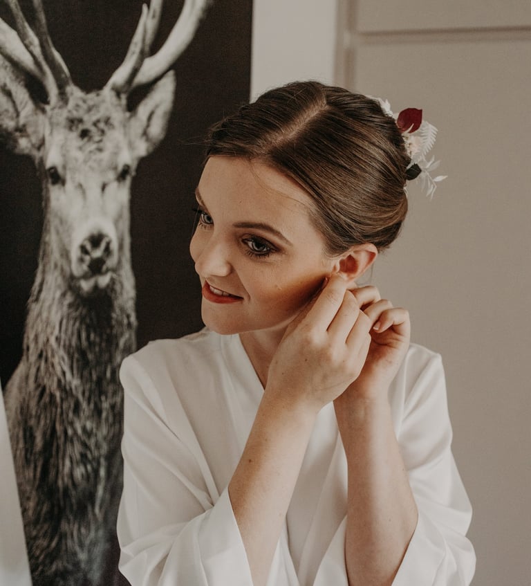 une femme vêtue d'une robe blanche et coiffée