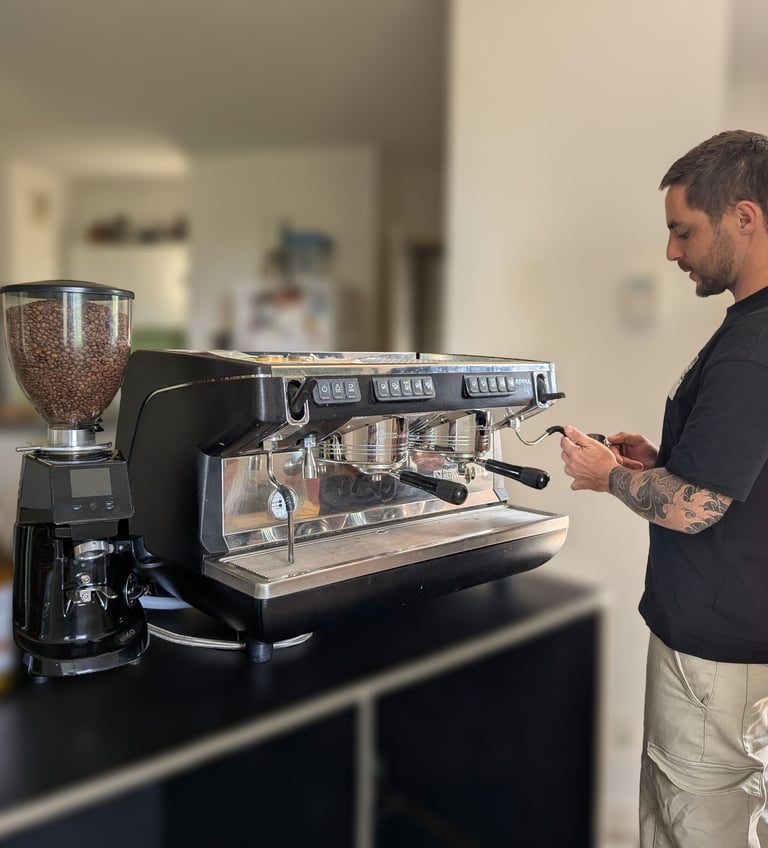 Barista préparant un café de spécialité pour les invités d'un événement privé