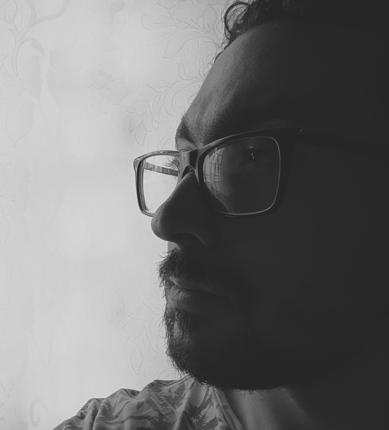 Retrato masculino de perfil en B&amp;amp;#x2F;N: La mirada introspectiva.