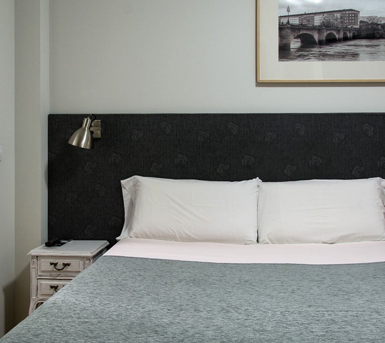 Habitación para dos personas con baño privado en el centro de Logroño