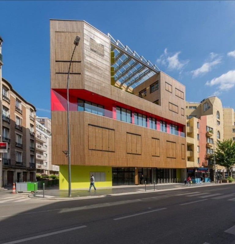 Bâtiment moderne avec bardage bois – façade architecturale