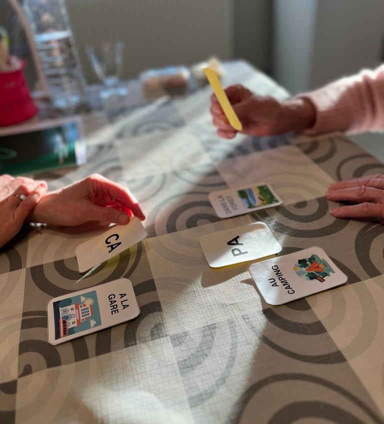 Deux personnes jouant à un jeu stimulant le cerveau