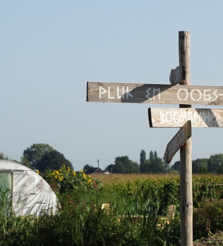 Romeins wegwijsbord in de tuin van hortus populus bodegraven