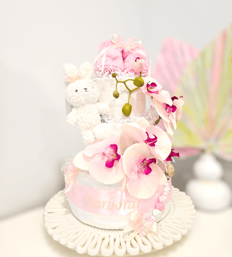 Dovana naujagimiui - sauskelnių tortas su rožinėmis  orchidėjomis