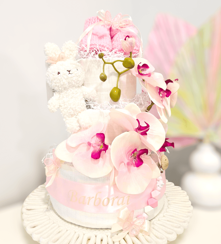 Dovana naujagimiui - sauskelnių tortas su rožinėmis  orchidėjomis