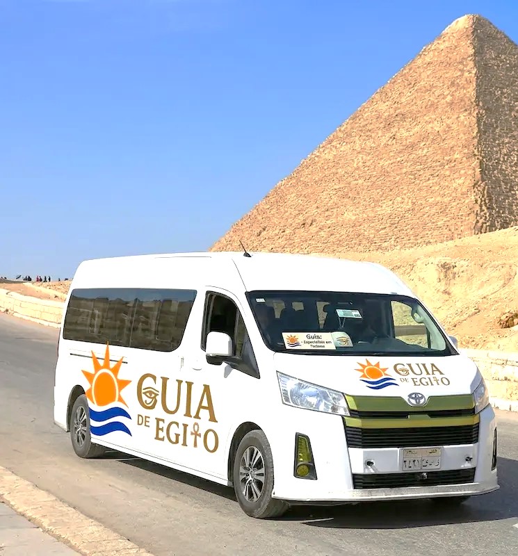 Van de turismo da Guia de Egito com motorista e guia egiptólogo, oferecendo transporte privativo e seguro no Cairo e Gize