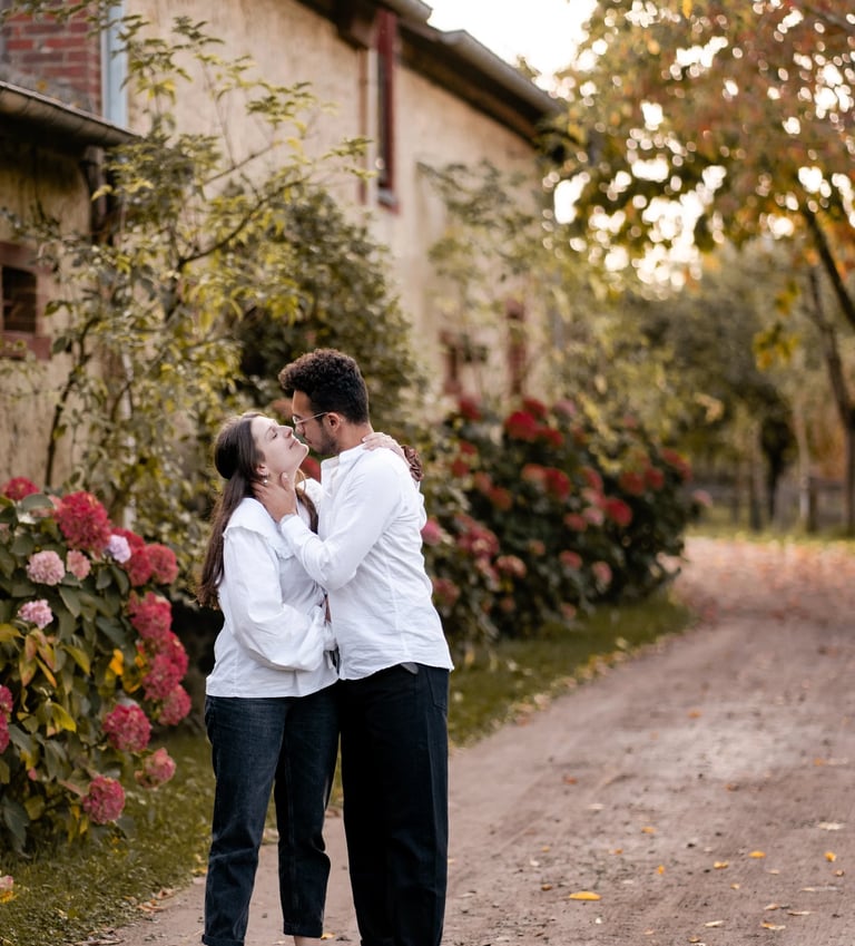 un couple qui se regarde dans la campagne lors d'une séance photo couple à Guignen, à Rennes
