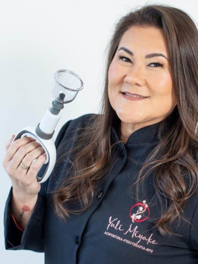 Retrato de uma mulher em estilo selfie, da cabeça ao busto, em formato retrato três por quatro.