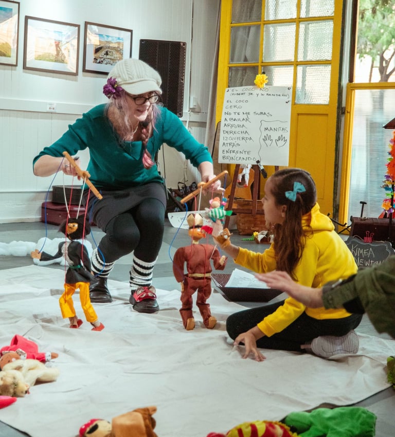 Bilingual shows with puppets and songs in the Mission San Francisco
