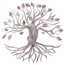 un arbre avec des feuilles de couleurs et des racines apparentes