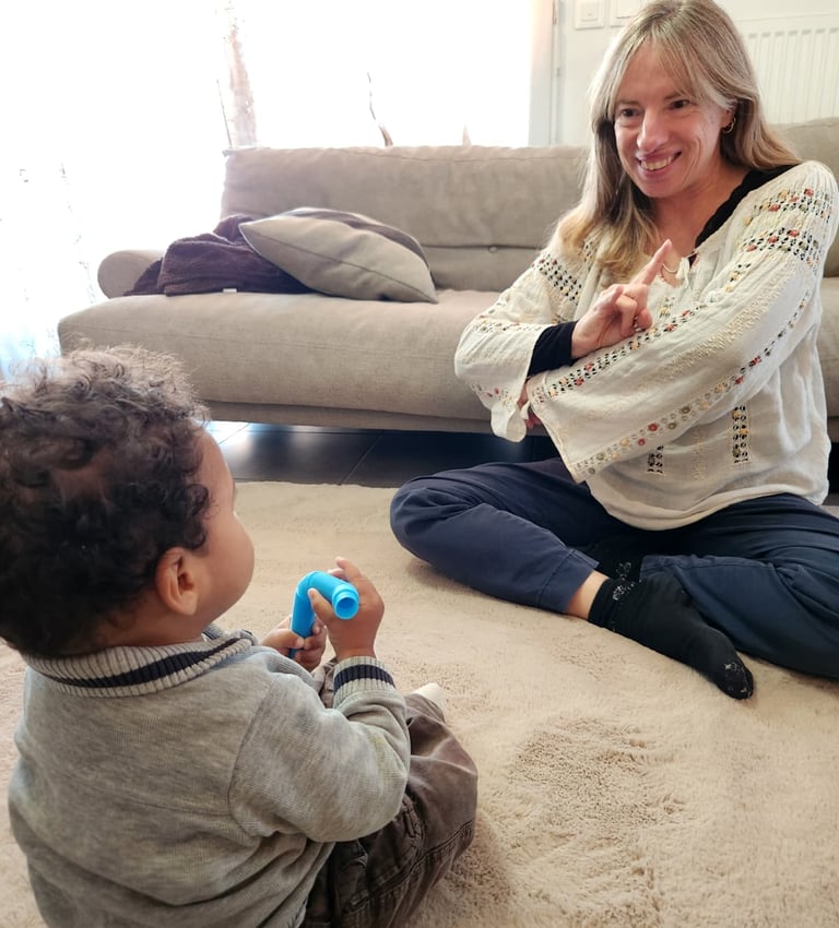 marie laure signe en face d'un enfant