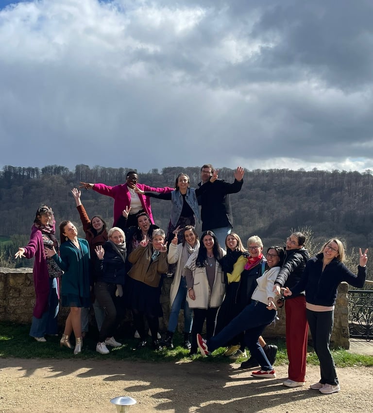 Un groupe de personne à l'évènement Mademoiselle Violette