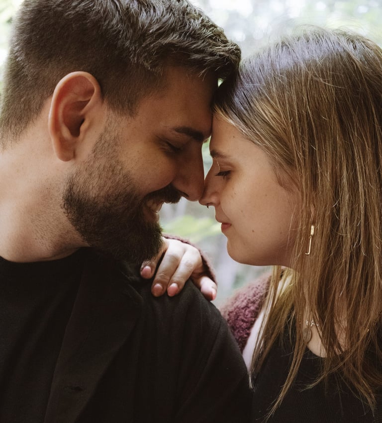 Hochzeitsfotograf Nürnberg: Inniger Moment eines verliebten Paares Stirn an Stirn im Wald.