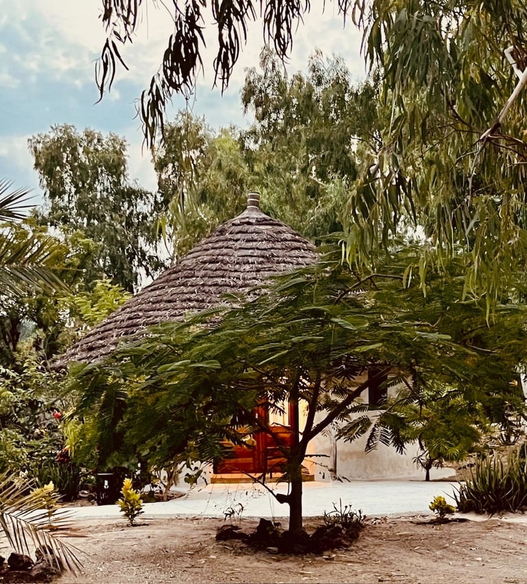 Vue extérieure d'une chambre du boutique hôtel Maison Fimela situé au coeur du Sine Saloum