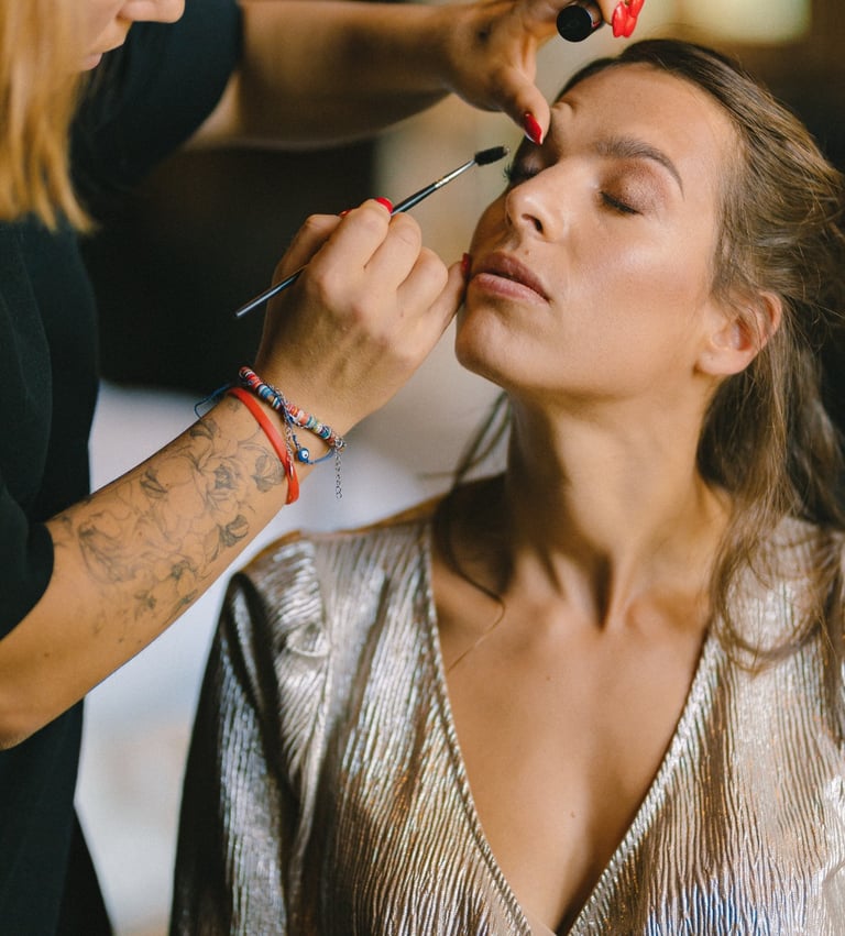 une femme se fait maquiller par une maquilleuse professionnelle