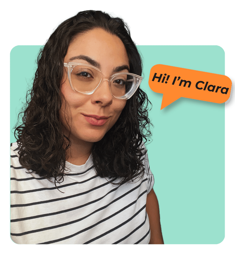 Imagem de mulher branca com cabelo cacheado e a frase "Hi! I'm Clara"
