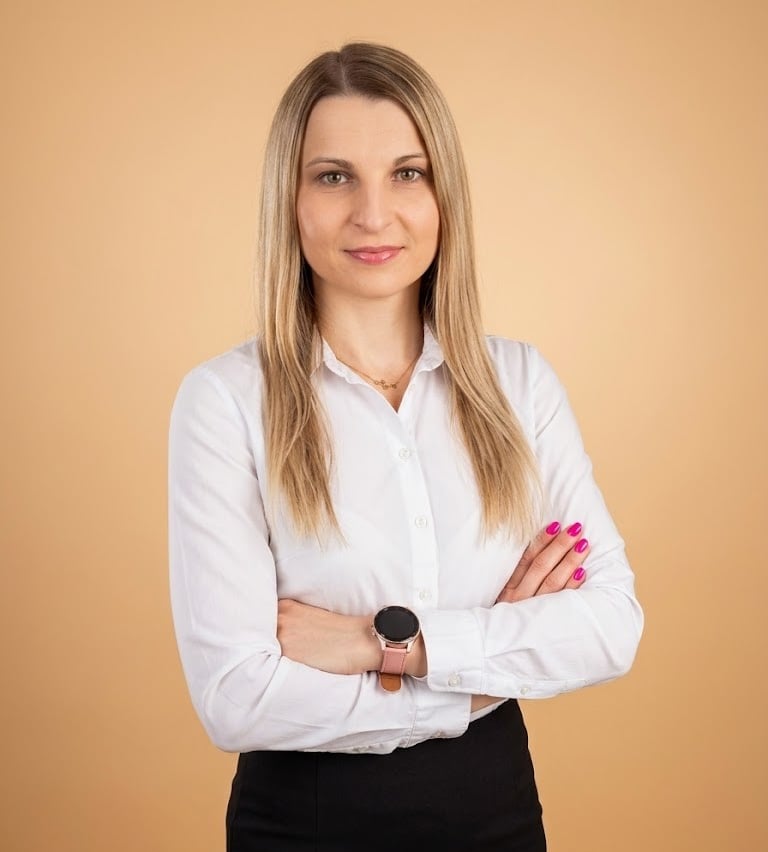 Karolina w białej koszuli z założonymi rękami. Multiagencja ubezpieczeniowa Wrocław A&K Wawro.