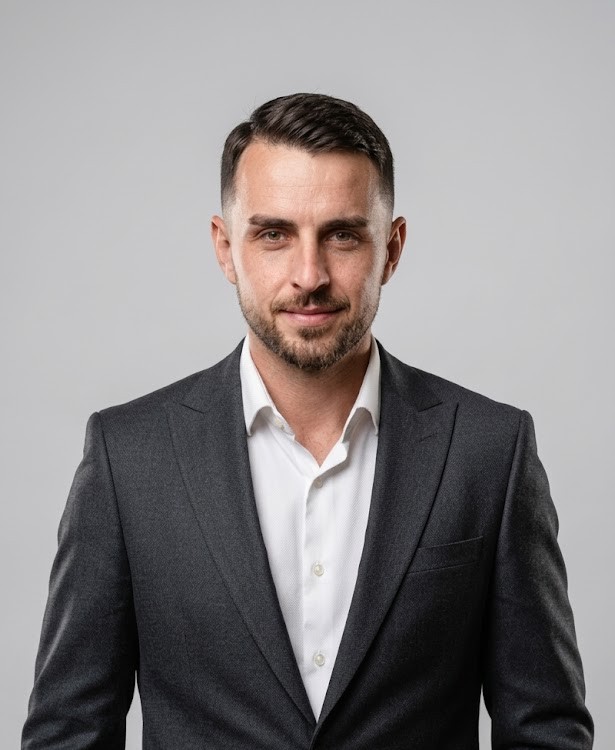 Uśmiechnięty Arek w marynarce. Twój doradca ubezpieczeniowy z agencji A&K Wawro we Wrocławiu.