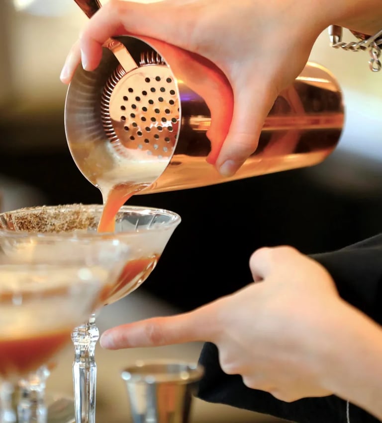 Un cocktail servi au shaker