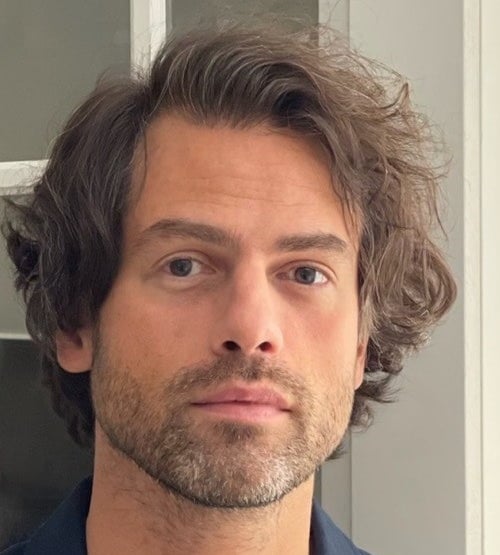 Portrait of Charles, French language tutor for online lessons