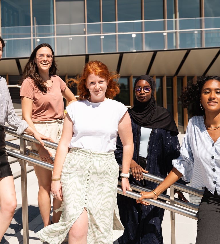 Groupe de femmes alignées en extérieur lors d’un événement, photographie de groupe naturelle