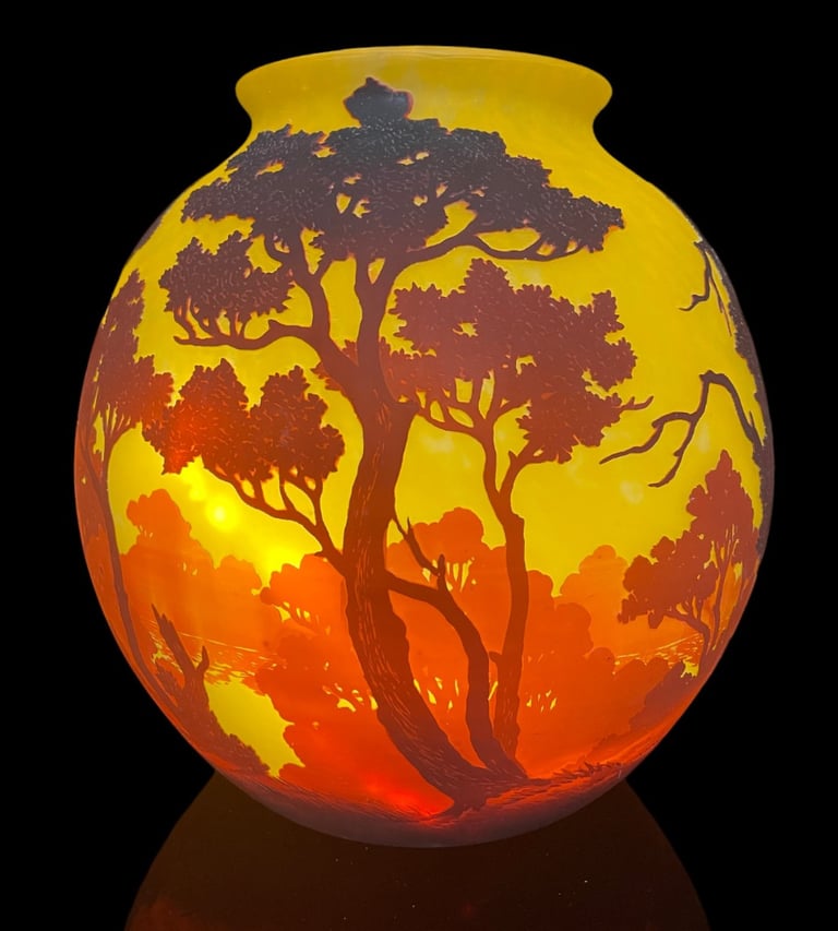 Vase en verre multicouche au paysage lacustre signé Muller Freres