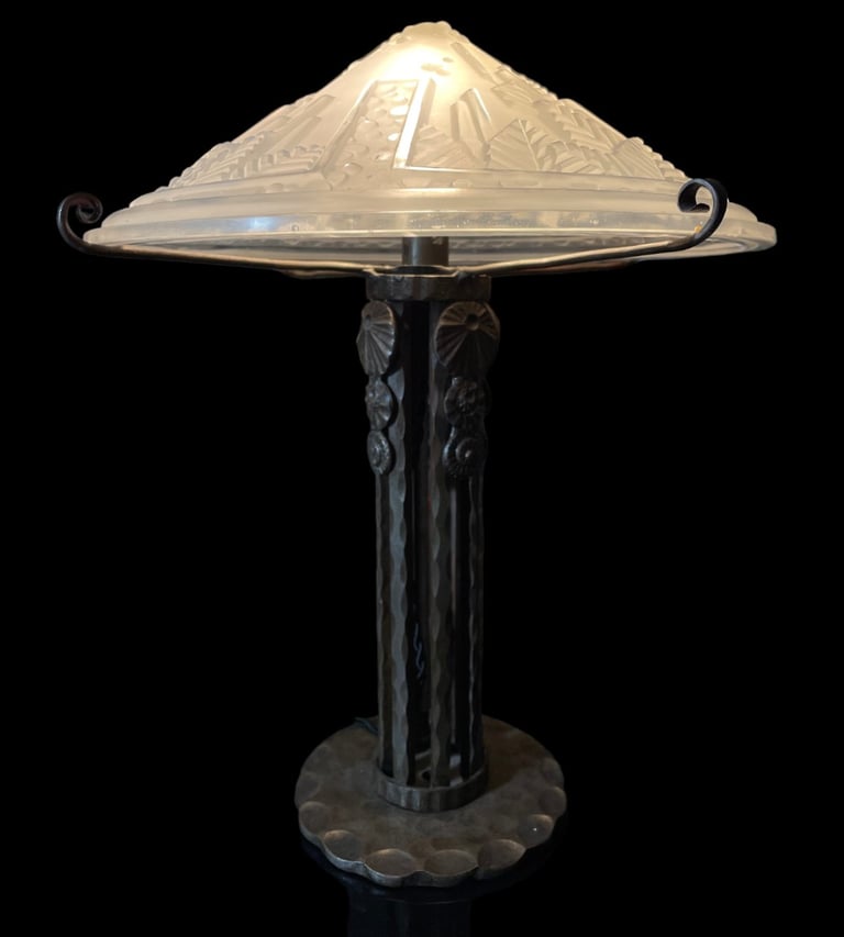 Lampe au pied en fer forgé signé Fag