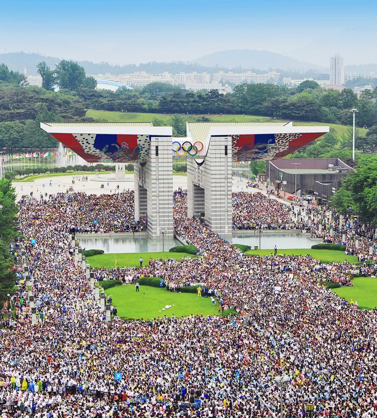 Um grande grupo de pessoas reunidas em um parque