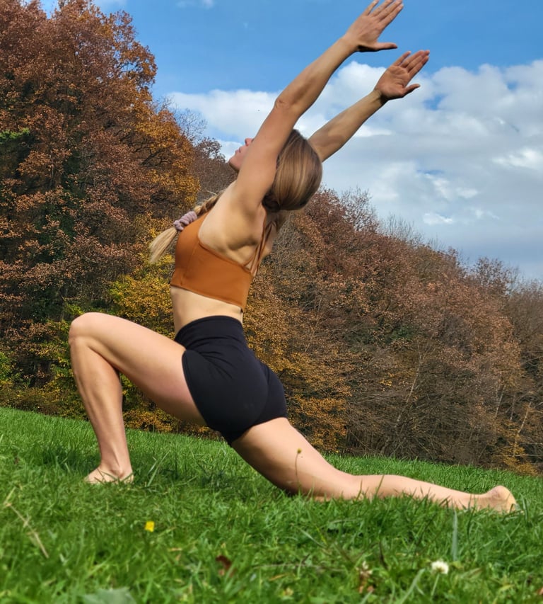 posture de yoga vinyasa dans la nature