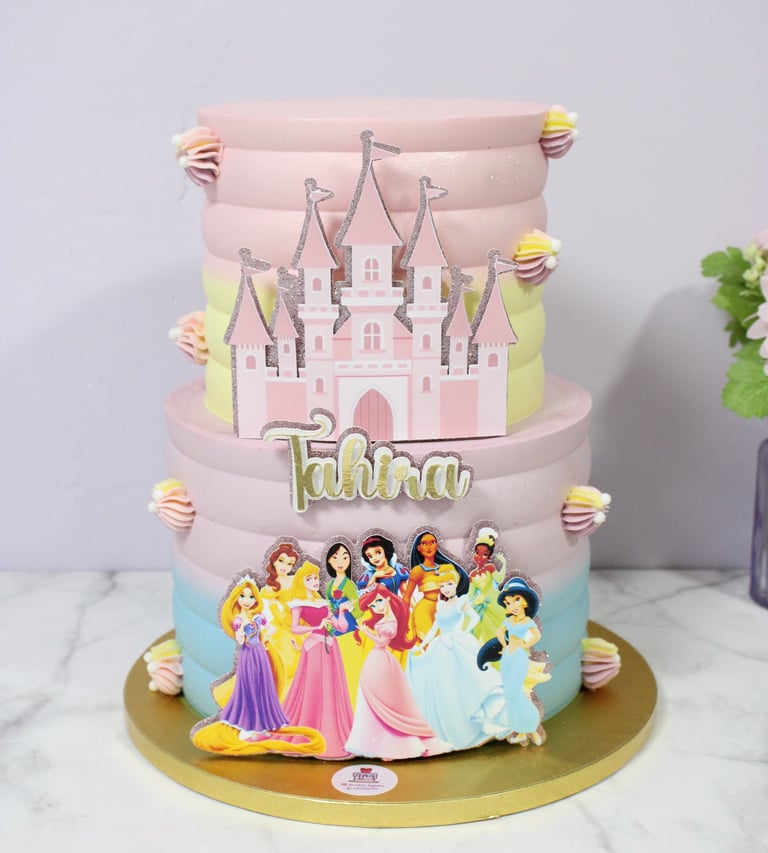 Tarta personalizada de princesas con diseño elegante, creada para cumpleaños infantil en Madrid