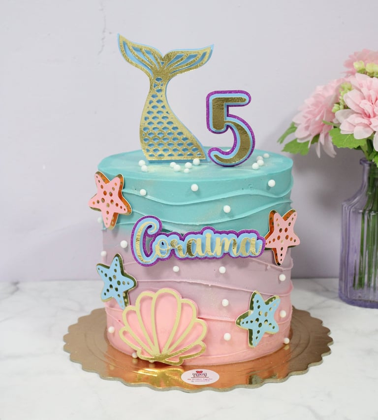 Tarta personalizada de sirena en tonos pastel, realizada artesanalmente para cumpleaños en Madrid