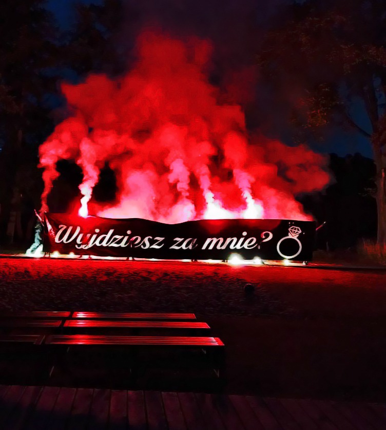 baner zaręczynowy z napisem wyjdziesz za mnie