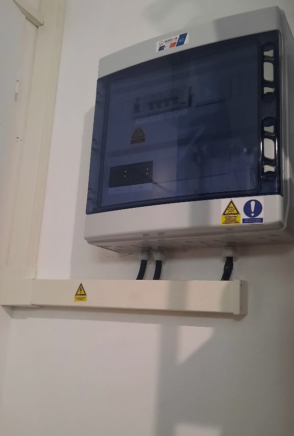 Coffret électrique photovoltaïque installé à Lorgues avec protections et conformité Consuel