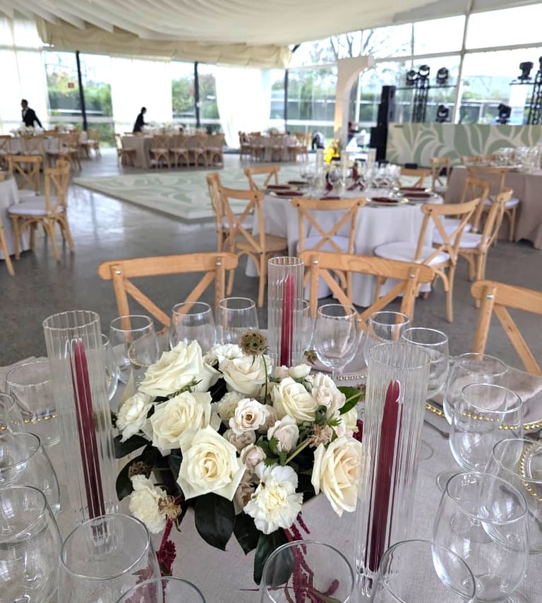 Centro de mesa con velas altas diseño floral Amor de Flores