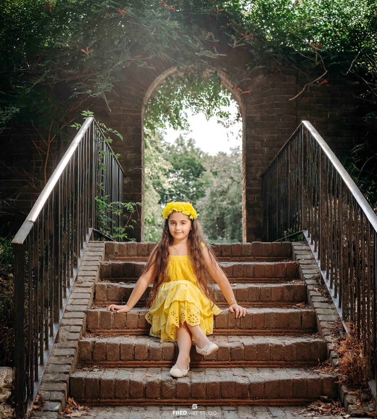 Girl in yellow dress sitting on stone stairs – Fred Art Studio outdoor session