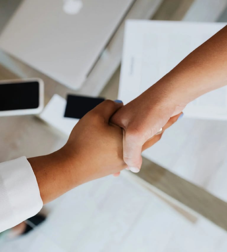 Manos siendo estrechadas en honor a los acuerdos y valores de CML.