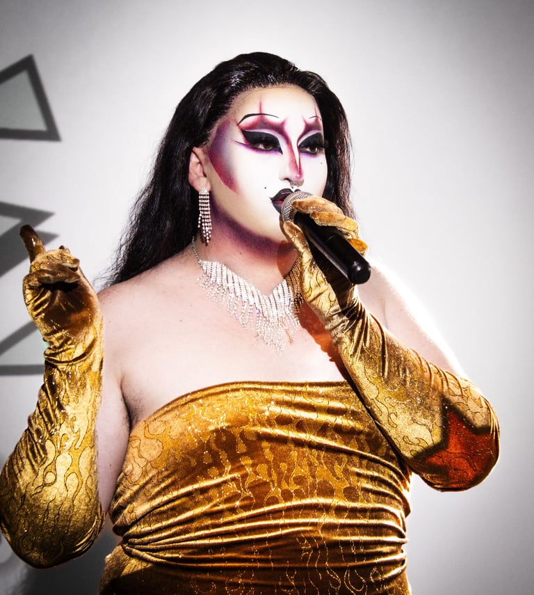 Enbystial drag queen lille entrain d'animer une soirée queer