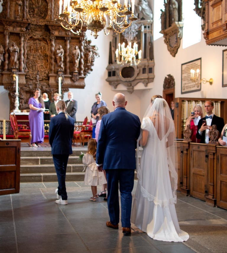 flot dyb ryg I brud i brudekjole op af kirkegulvet