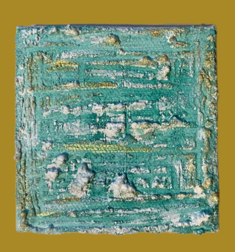Toile mixed média abstraite verte et dorée Xirkys artiste plasticienne