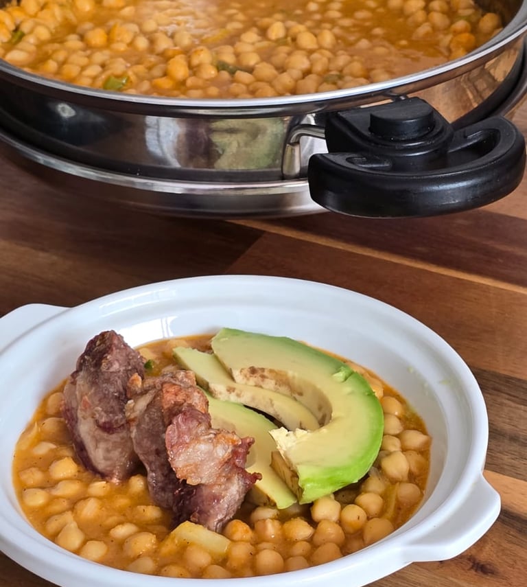garbanzos entomatados con chicharon y aguacate deliciosos