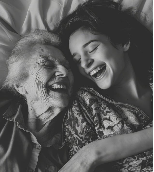 vinculo transgeneracional. Mujer anciana y chica joven riendo juntas