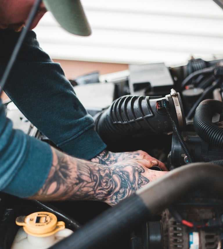 Technicien intervenant sur un moteur pour une préparation et optimisation des performances